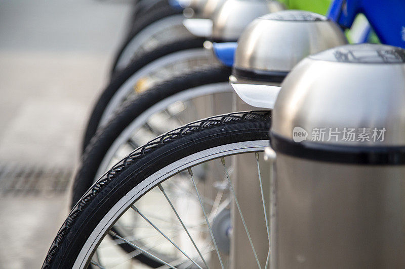 自行车轮子在城市自行车租赁站