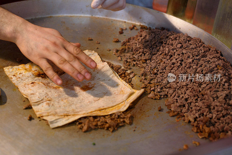 准备食物的人的特写镜头