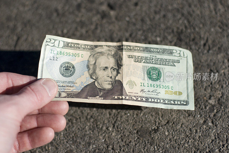 在街上发现一张20美元的钞票
