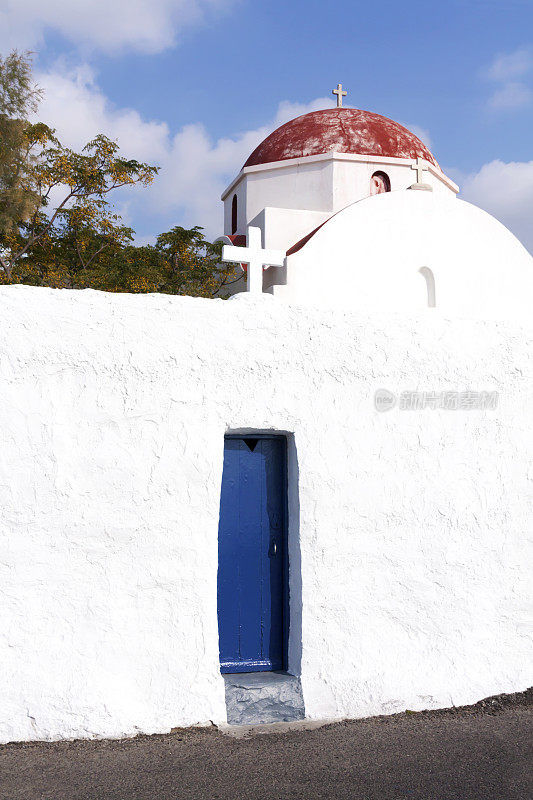 红顶蓝门的希腊东正教教堂