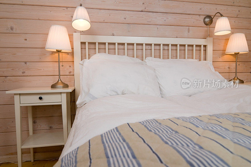 舒适的卧室斯堪的纳维亚风格与墙壁的树
