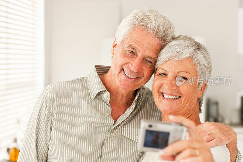 一对老年夫妇用数码相机自拍