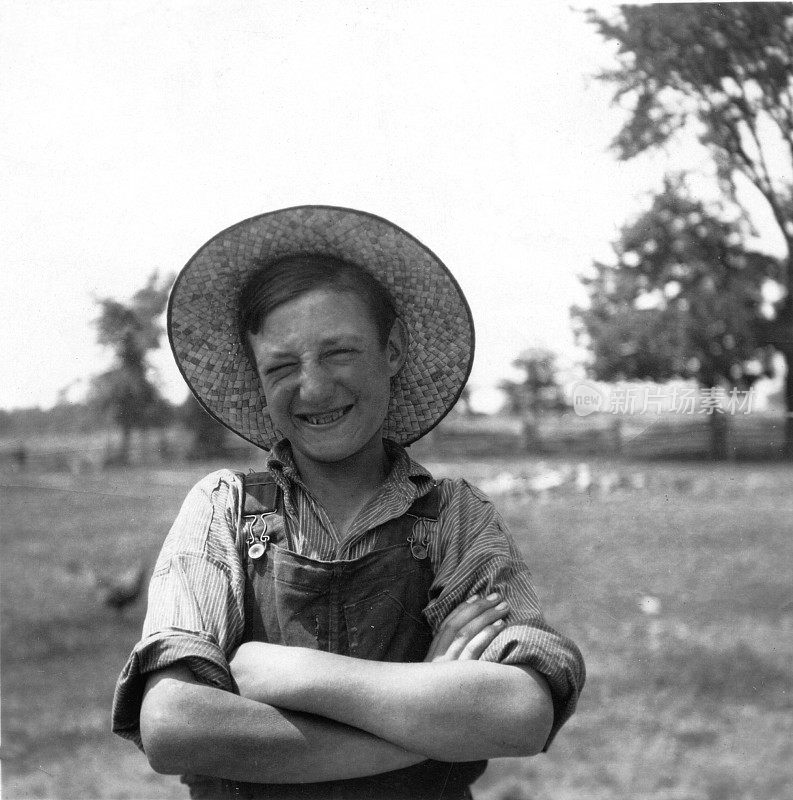 一张年轻农民的黑白照片