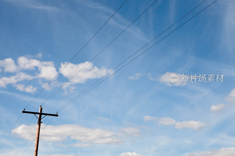 电线杆和电线穿过天空
