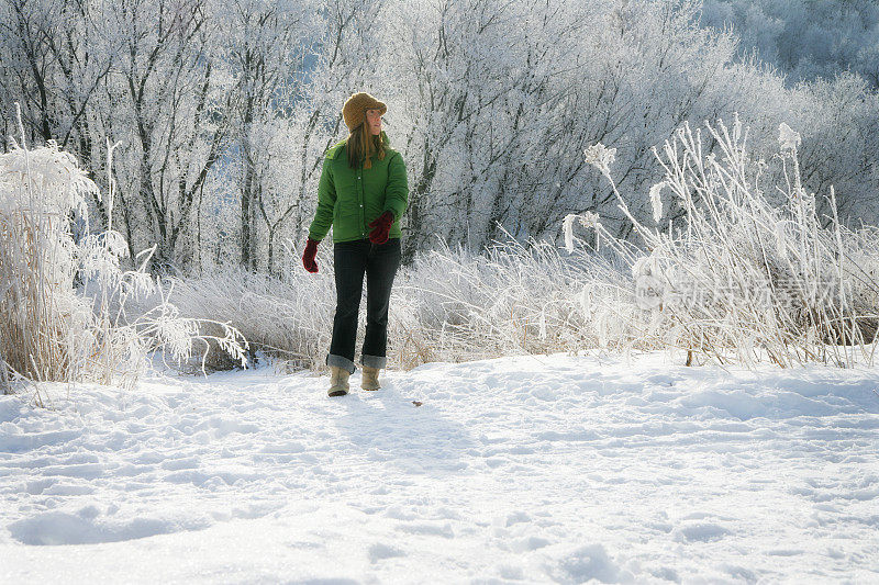 下雪天的女人在外面散步