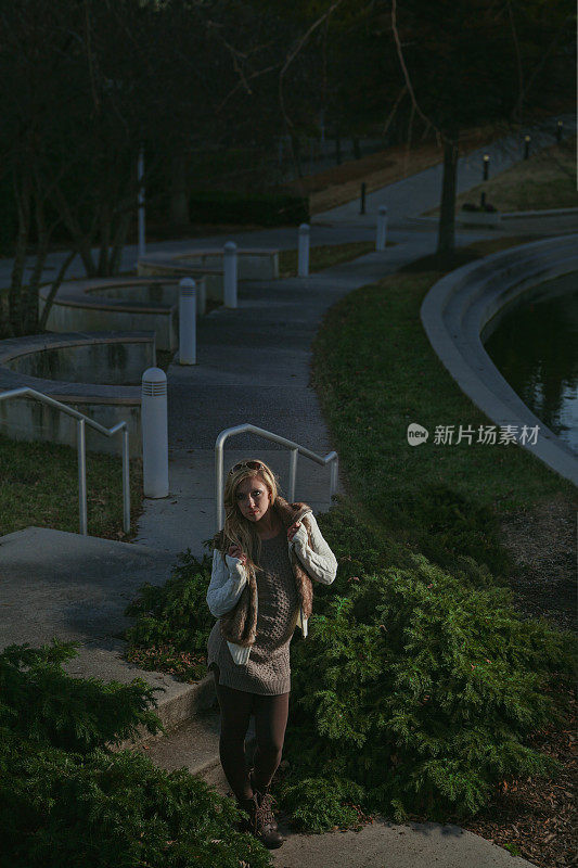 深夜，年轻女子站在城市公园里