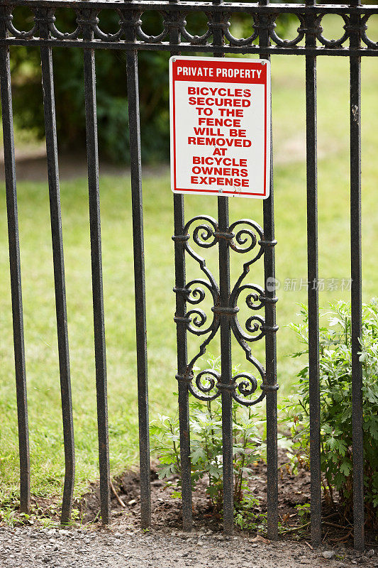 禁止停放自行车的栅栏和警告标志
