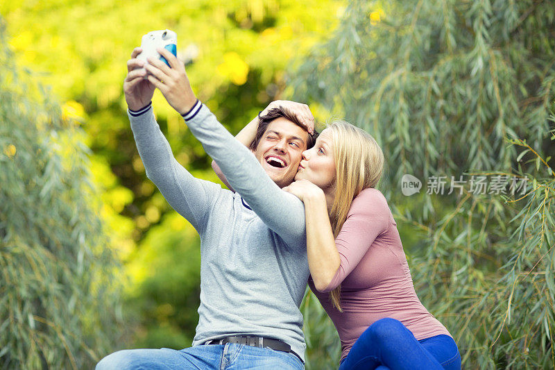 年轻夫妇用相机拍照