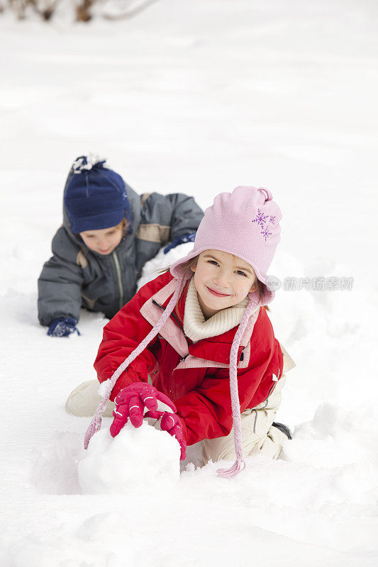 孩子们在雪