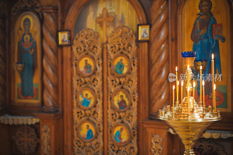 在东正教教堂里点燃蜡烛