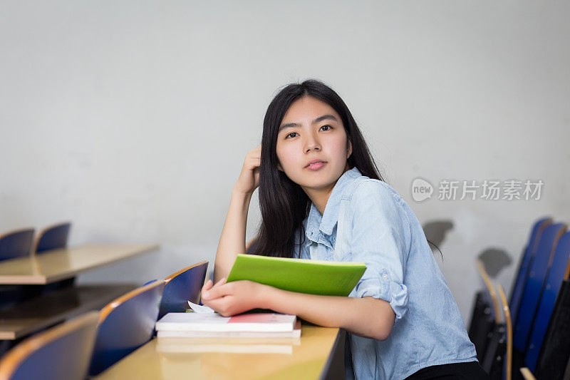 教室里的女学生