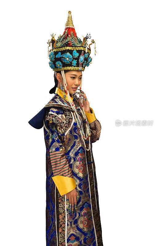 身着中国传统服饰的年轻女子