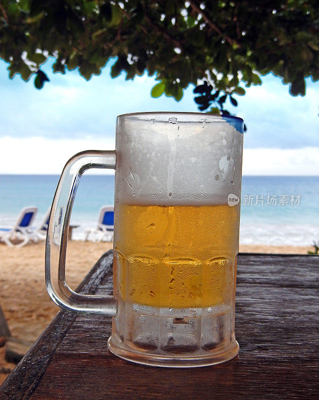 在海滩上喝杯啤酒