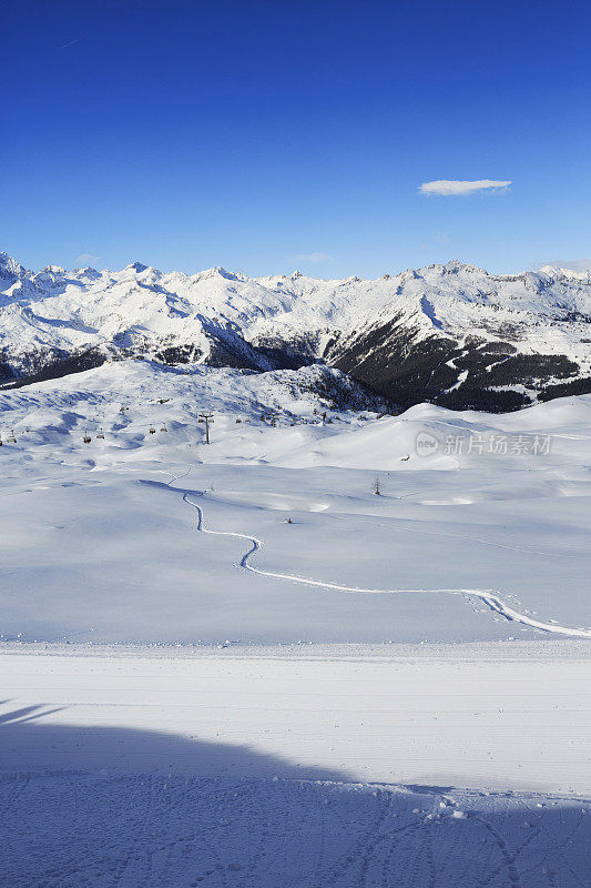 美丽的冬季山脉景观白云石滑雪胜地麦当娜迪坎皮格利奥