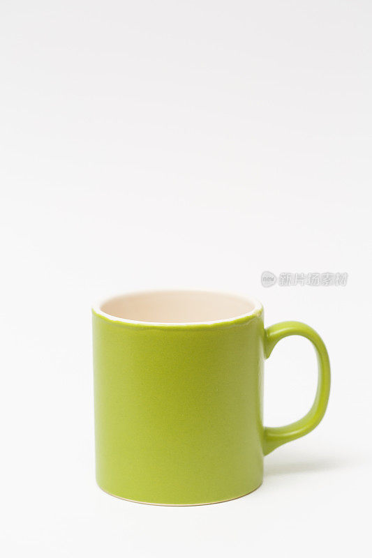 白色背景上的绿色咖啡杯