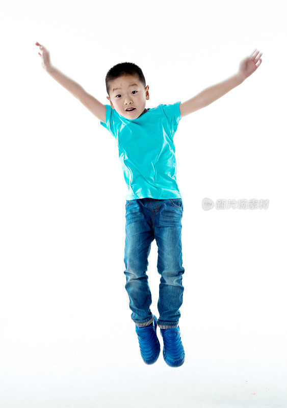 年轻的亚洲男孩在白色背景下跳跃
