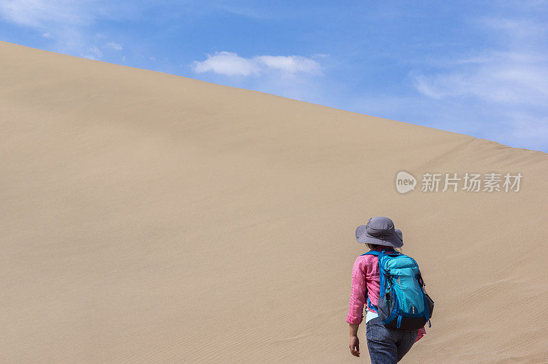 女孩在爬沙丘