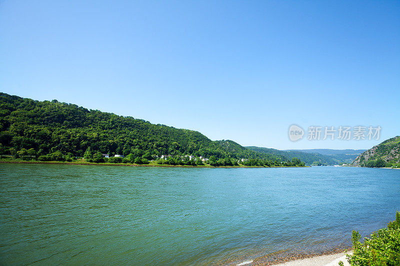 莱茵河的夏日全景