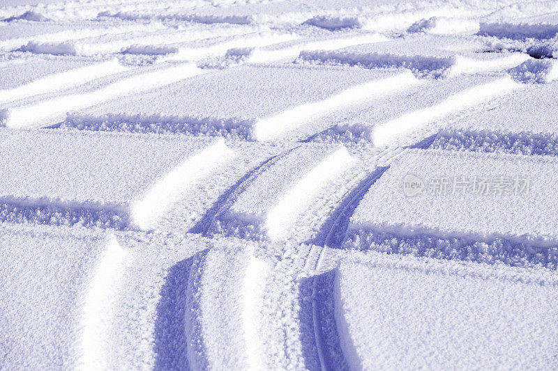雪地上的轮胎印形成的图案