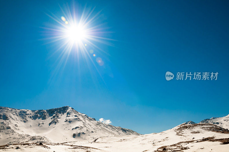 喜马拉雅山脉皑皑白雪，大自然美丽的初春