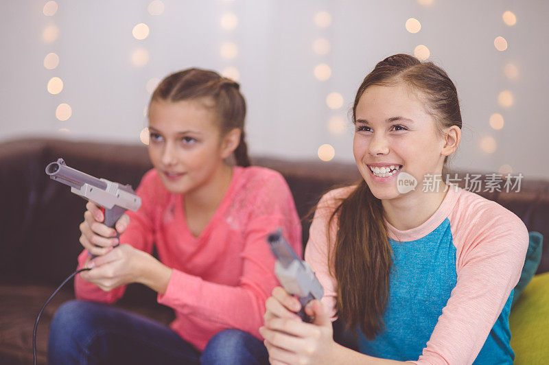 两个小女孩在玩电子游戏