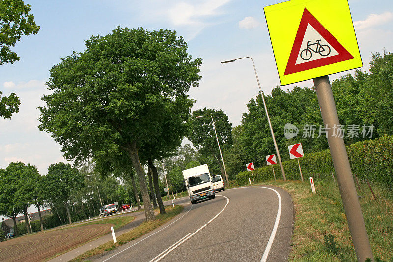 注意:穿越骑自行车