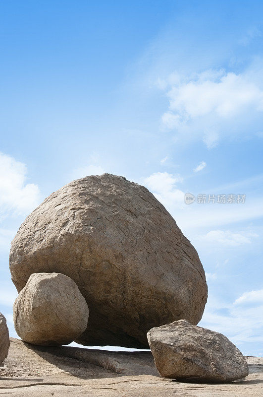 一块大石头摇摇欲坠地在小石头上保持平衡