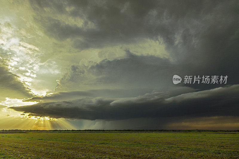 阳光从黑暗中升起，预示着暴风雨和龙卷风的来临