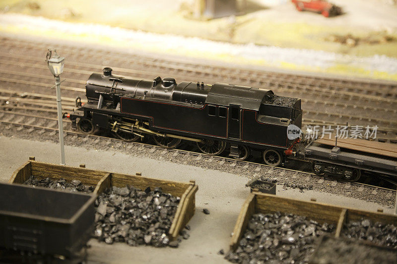 模型铁路，货运列车经过煤场
