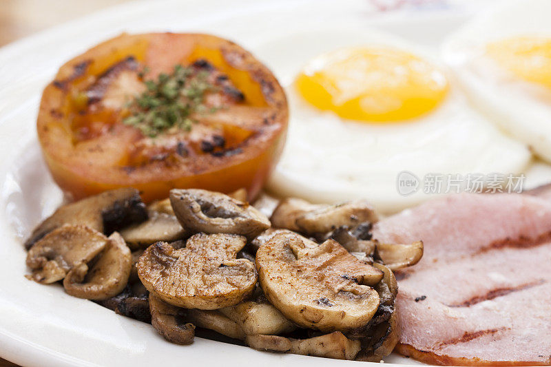 蘑菇吃早餐