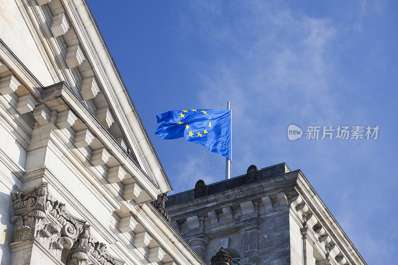 德国议会大厦顶上悬挂着欧盟旗帜。