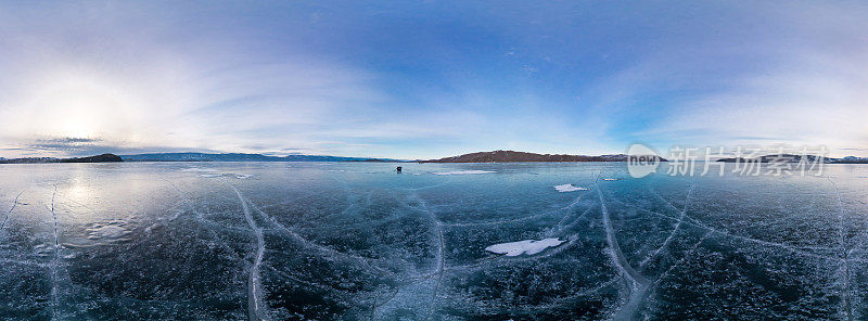贝加尔湖上蓝色的冰覆盖着裂缝，天气多云