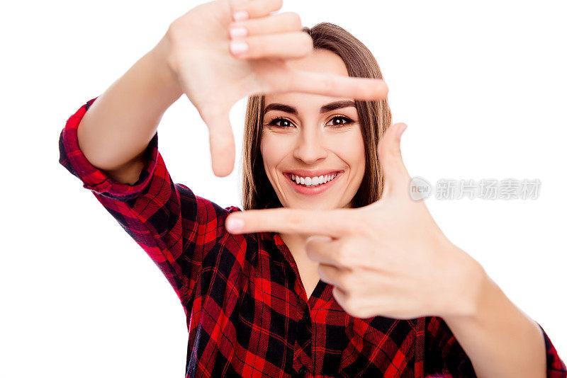 快乐微笑的年轻女子用手指做框架