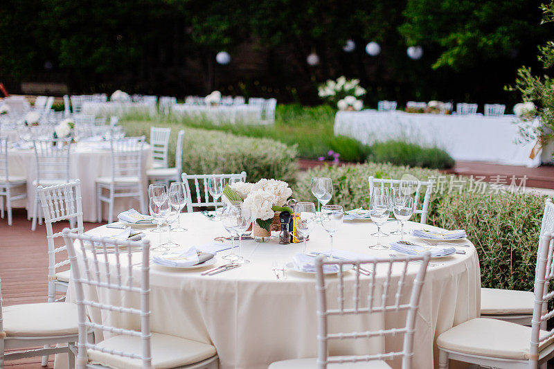 婚宴餐桌上覆盖着鲜花装饰
