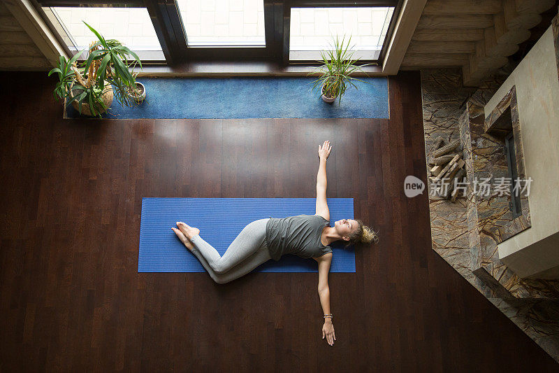 瑜伽在家:腹部扭转姿势