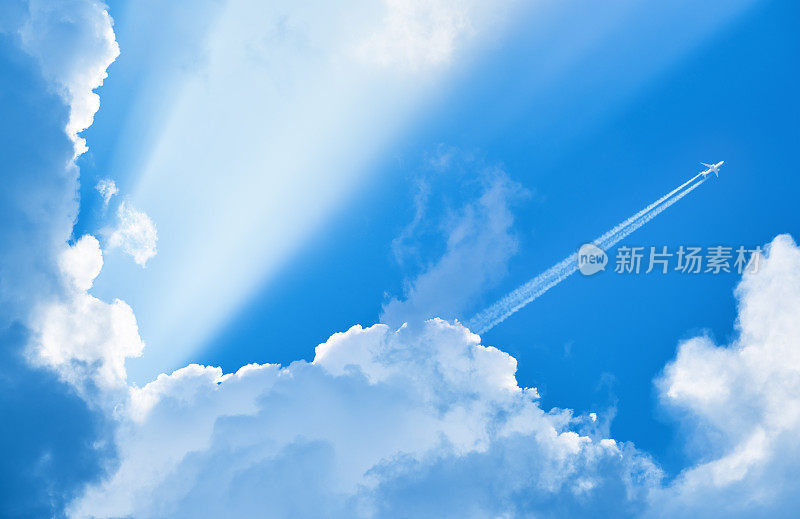 飞机在蓝天白云和阳光中飞行
