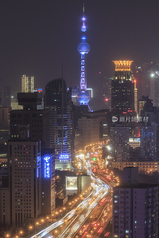 以东方明珠塔为背景的上海夜景