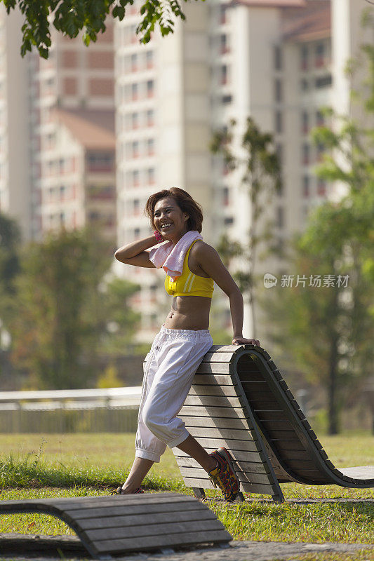 亚洲年轻女子在户外公园积极锻炼