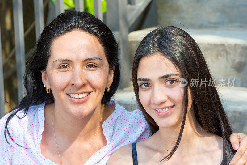 西班牙裔母亲和女儿