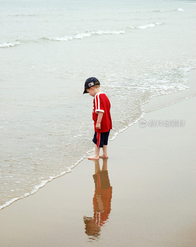 海滩上的男孩