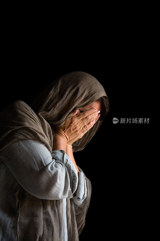 女人用手祈祷