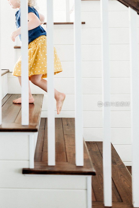 蹒跚学步的女孩走上楼梯