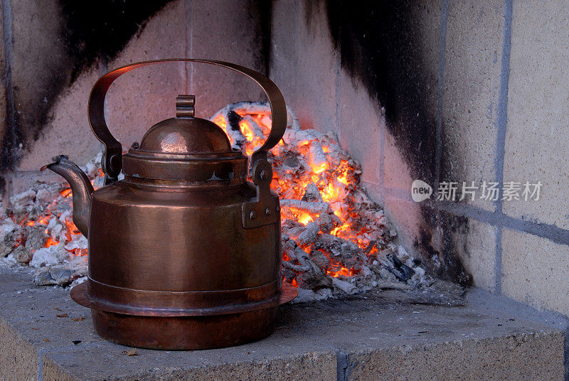 壁炉边的铜水壶