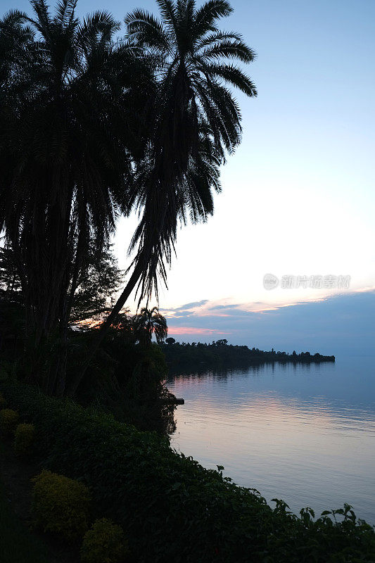 卢旺达:基布耶基伍湖上的日落