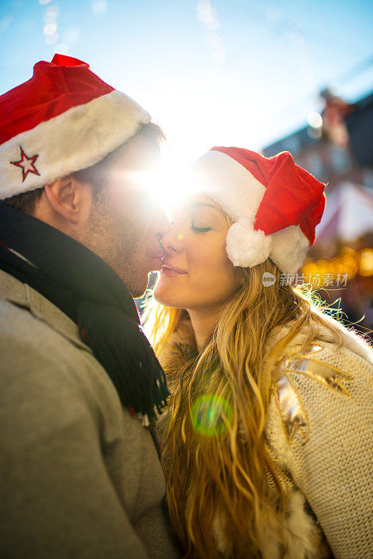 一对可爱的西班牙夫妇在马德里享受圣诞节
