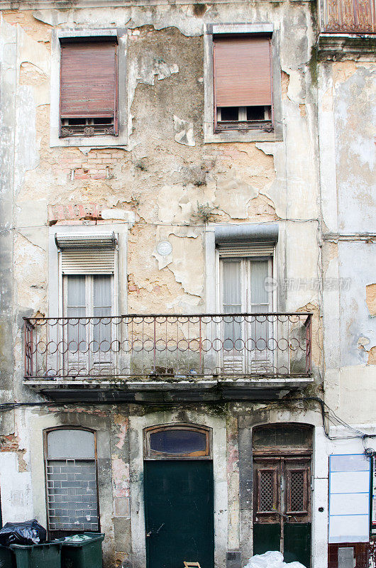 葡萄牙里斯本废弃房屋的正面