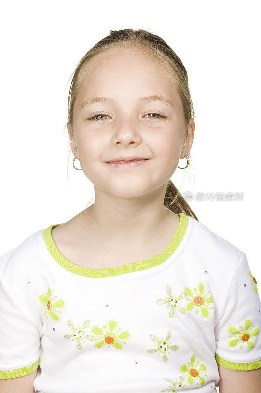 年轻女孩的肖像微笑在白色的背景