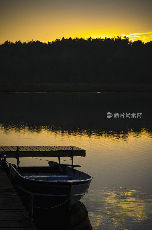 日落时分，密歇根湖上的独木舟。