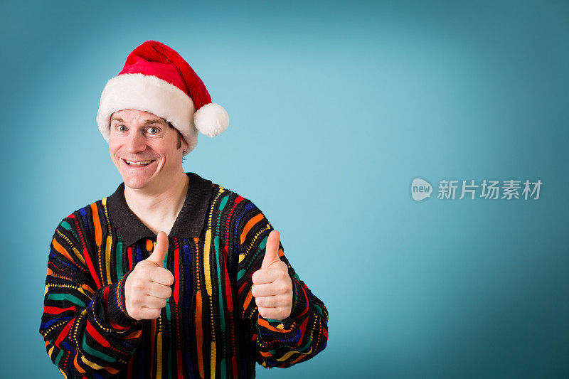 戴着圣诞帽和丑陋毛衣的兴奋表情的男人