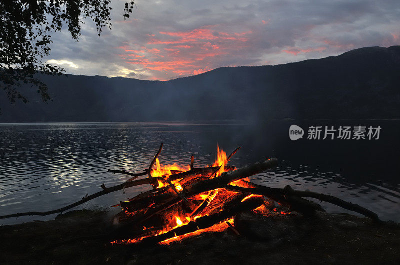 在Sognefjord篝火